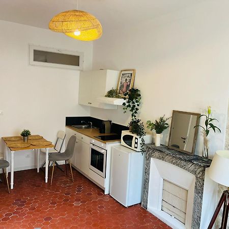 Studio En Plein Coeur Du Vieil Antibes, Vue Sur Place Romantique Bagian luar foto