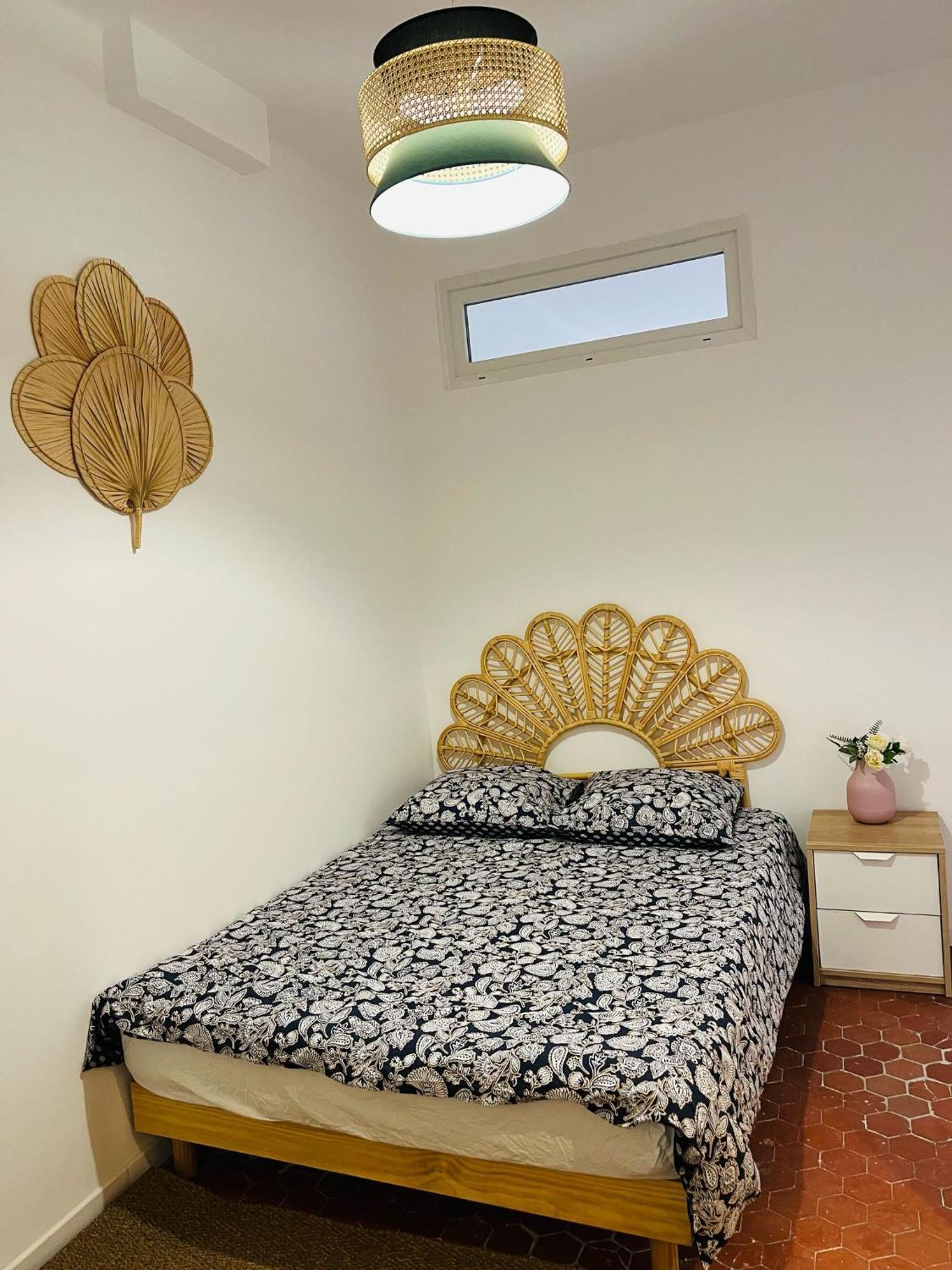 Studio En Plein Coeur Du Vieil Antibes, Vue Sur Place Romantique Bagian luar foto