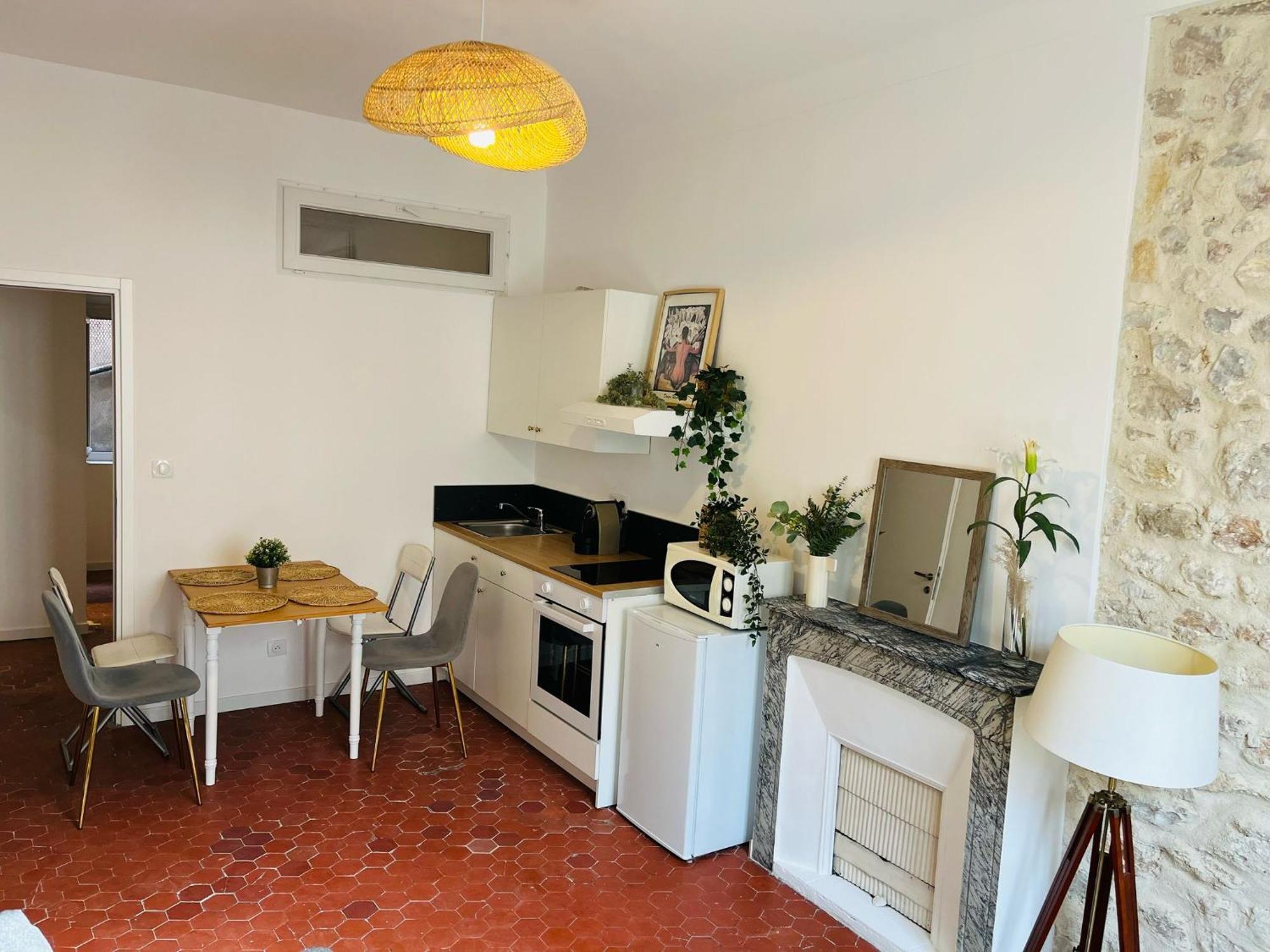 Studio En Plein Coeur Du Vieil Antibes, Vue Sur Place Romantique Bagian luar foto